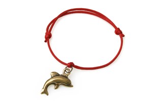 Śliczna bransoletka w kolorze czerwonym, wykonana ze sznurka jubilerskiego, z przywieszką w kształcie delfina, wykonanego z metalu nieszlachetnego w kolorze ciemnego złota