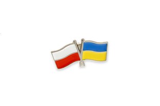 Drobny znaczek z flagami Polski i Ukrainy wykonany z emaliowanego metalu nieszlachetnego w kolorze srebrnym