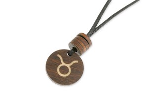 Lekki wisior zrobiony z czarnego jubilerskiego sznurka z drewnianymi koralikami i drewnianą przywieszką w kształcie koła