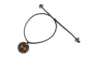 Bransoletka zrobiona ze sznurka jubilerskiego koloru czarnego z drewniana zawieszką przedstawiająca ciężarek do ćwiczeń