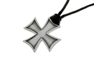 Wisior w kształcie Krzyża Żelaznego koloru stalowego zawieszony na czarnym solidnym sznurku jubilerskim z łatwą regulacją obwodu