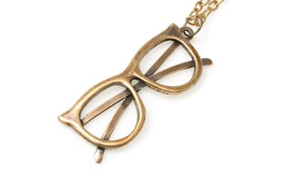 Zabawny wisiorek w kształcie okularów, wykonany z metalu nieszlachetnego w kolorze starego złota, zawieszone na łańcuszku z mocnym zapięciem