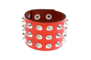 Szeroka czerwona, skórzana bransoleta z kolcami, wykonanymi z metalu nieszlachetnego w kolorze srebrnym