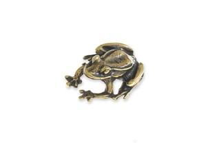 Minimalnych rozmiarów figurka z żabką, wykonana z nieszlachetnego metalu z niezwykłym podkreśleniem detali