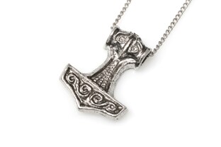 Oryginalny wisiorek w kształcie mitycznego młota boga Thora, bogato zdobiony, wykonany z metalu nieszlachetnego w kolorze starego srebra