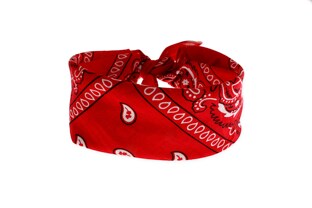 Czerwona chusta bandamka w uniwersalnym rozmiarze dzięki czemu dopasuje się do każdej głowy oraz każdego nadgarstka