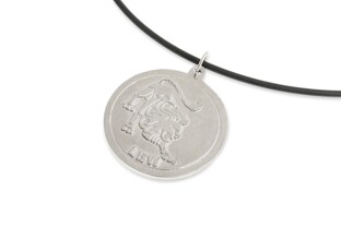 Wisiorek z zodiakalnym lwem na kauczukowym rzemyku