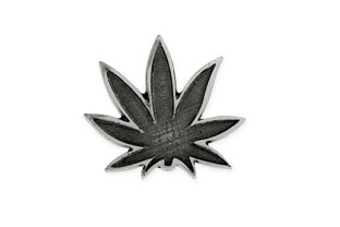 Znaczek z marihuaną potocznie zwana gandzią wykonany z metalu nieszlachetnego w kolorze srebrnym