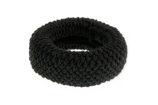 Czarna gruba gumka do włosów, wykonana z elastycznego, rozciągliwego i miękkiego materiału