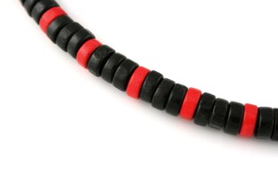 Naszyjnik z drewnianych koralików w kolorze czarnym z czerwonymi wstawkami