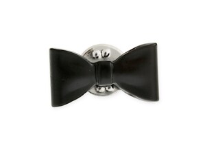 Przypinka w kształcie eleganckiej kokardy wykonana z metalu nieszlachetnego w kolorze czarnym