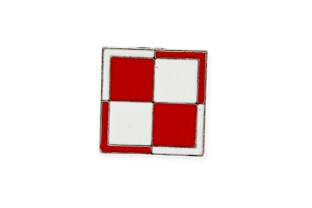 Wpinka kwadratowa szachownicą lotniczą, wykonana z metalu nieszlachetnego w kolorze srebrnym