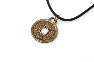 Amulet w kształcie starożytnej chińskiej monety