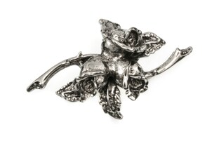 Elegancka brosza w kształcie trzech kwiatów róży, wykonana z metalu nieszlachetnego w kolorze starego srebra o błyszczącej powierzchni