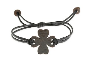 Prosta i gustowna bransoletka wykonana ze sznurka jubilerskiego w kolorze czarnym, z drewnianą czterolistną koniczynką