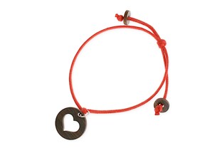 Czerwona bransoletka z elementami drewnianymi wykonana z jubilerskiego sznurka woskowanego