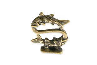 Metalowa figurka przedstawiająca Zodiakalne Ryby w kolorze starego złota, wykonana z metalu nieszlachetnego