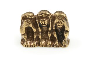 Niewielka figurka przedstawiająca trzy małpy, wykonana z metalu nieszlachetnego w kolorze starego złota