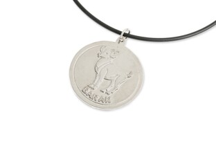 Wisiorek z symbolem astrologicznego barana, wykonany z metali nieszlachetnych w kolorze starego srebra