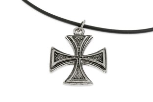 Wisiorek w kształcie Krzyża Żelaznego w kolorze srebrnym zawieszony na kauczukowym rzemyku